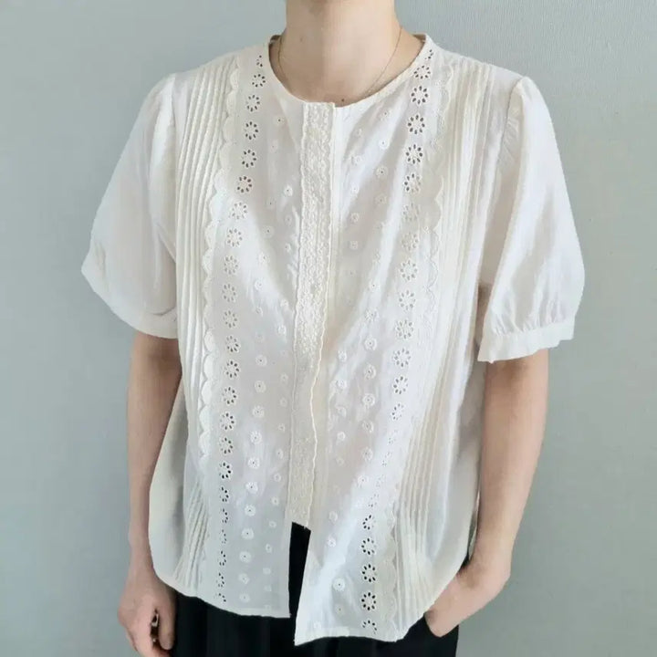 [BUNJANG] Punch Lace Blouse Shirt (Ivory) / 펀칭 레이스 블라우스 셔츠(아이보리)