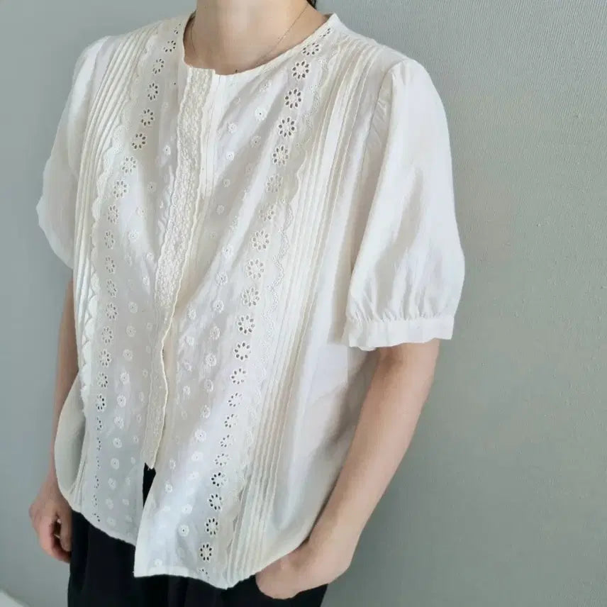 [BUNJANG] Punch Lace Blouse Shirt (Ivory) / 펀칭 레이스 블라우스 셔츠(아이보리)