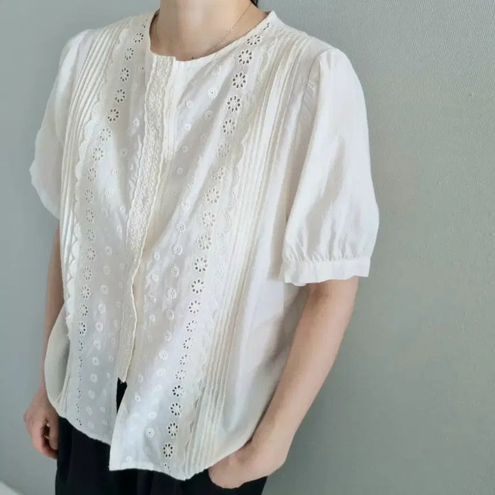 [BUNJANG] Punch Lace Blouse Shirt (Ivory) / 펀칭 레이스 블라우스 셔츠(아이보리)