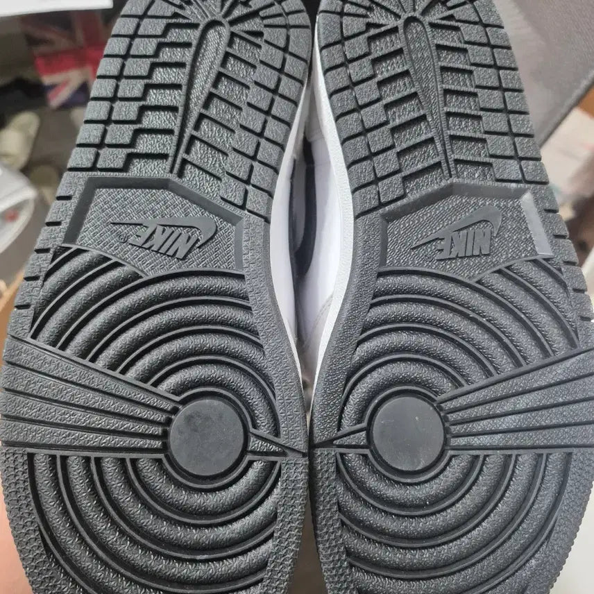 [BUNJANG] Nike Air Jordan 1 Retro High Smoke Gray Sneakers / 나이키 조던 1 레트로 하이 스모크 그레이 275 새상품