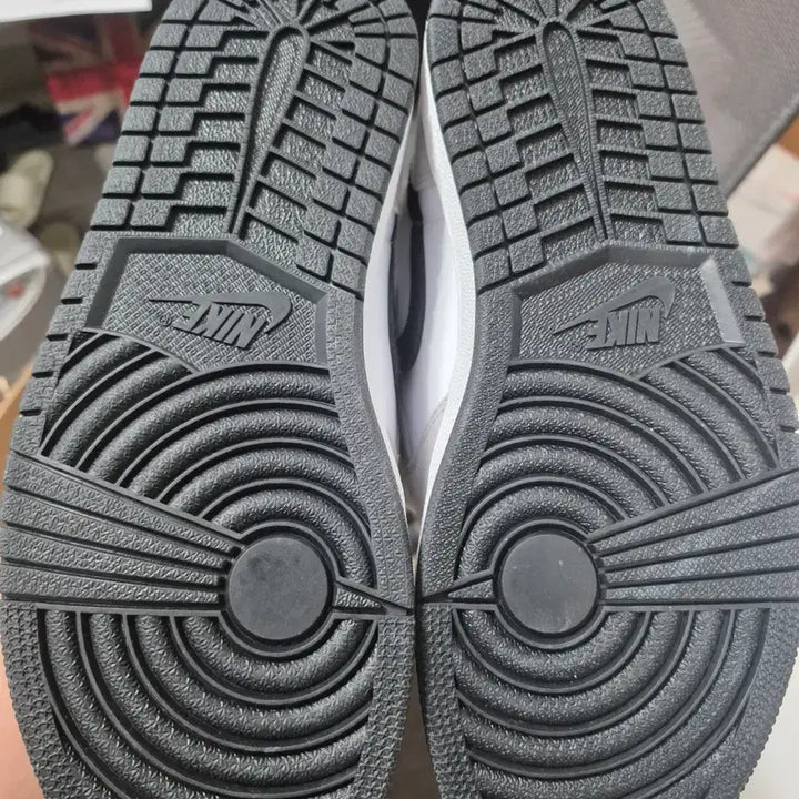 [BUNJANG] Nike Air Jordan 1 Retro High Smoke Gray Sneakers / 나이키 조던 1 레트로 하이 스모크 그레이 275 새상품