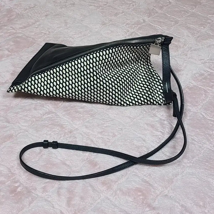 [BUNJANG] Handsome Rouge &amp; Lounge Triangle Clutch Crossbody Bag / 한섬 루즈앤라운지 삼각클러치 크로스백