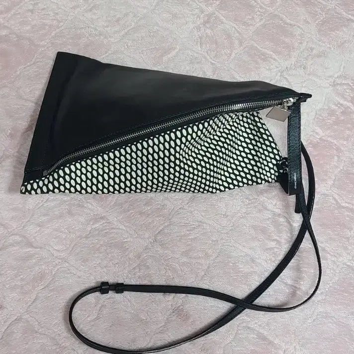 [BUNJANG] Handsome Rouge &amp; Lounge Triangle Clutch Crossbody Bag / 한섬 루즈앤라운지 삼각클러치 크로스백