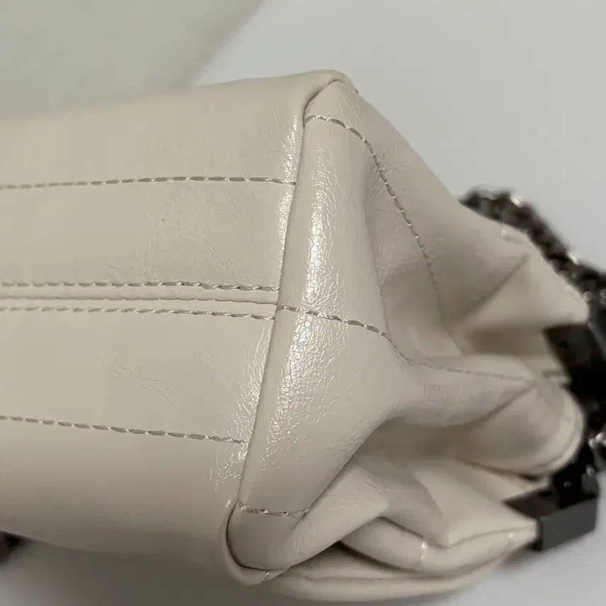 [SOLD OUT] 가격인하)자라 가방 락플랩 미니 아이보리 숄더백