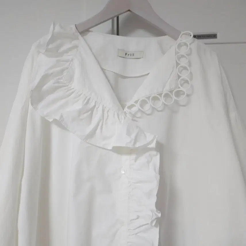 [SOLD OUT] Frill 프릴 박시핏 블라우스