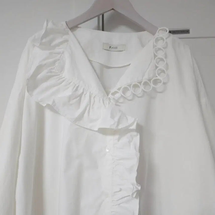 [SOLD OUT] Frill 프릴 박시핏 블라우스