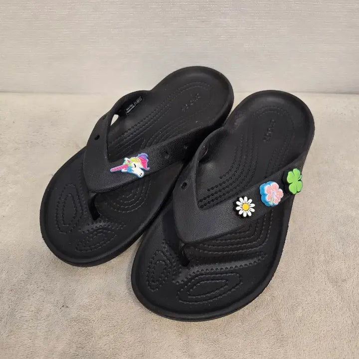[BUNJANG] Crocs Black Flip-Flop Sandals with Unicorn Keychain (245) / 크록스 블랙 쪼리 슬리퍼 유니콘 키링 포함 245