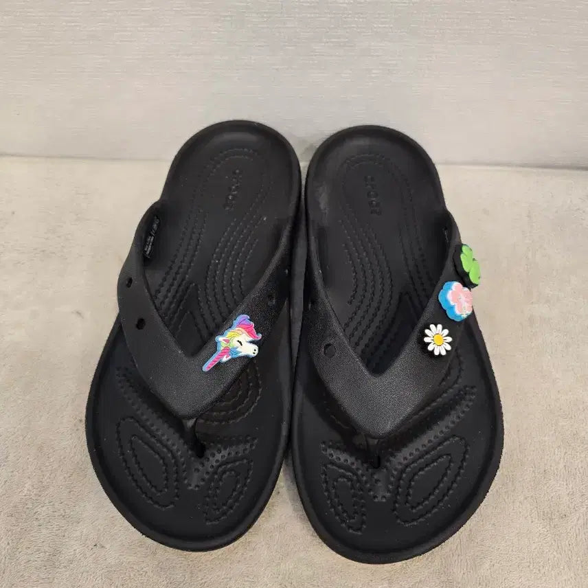 [BUNJANG] Crocs Black Flip-Flop Sandals with Unicorn Keychain (245) / 크록스 블랙 쪼리 슬리퍼 유니콘 키링 포함 245