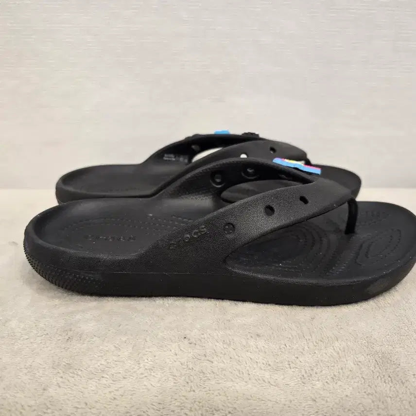 [BUNJANG] Crocs Black Flip-Flop Sandals with Unicorn Keychain (245) / 크록스 블랙 쪼리 슬리퍼 유니콘 키링 포함 245