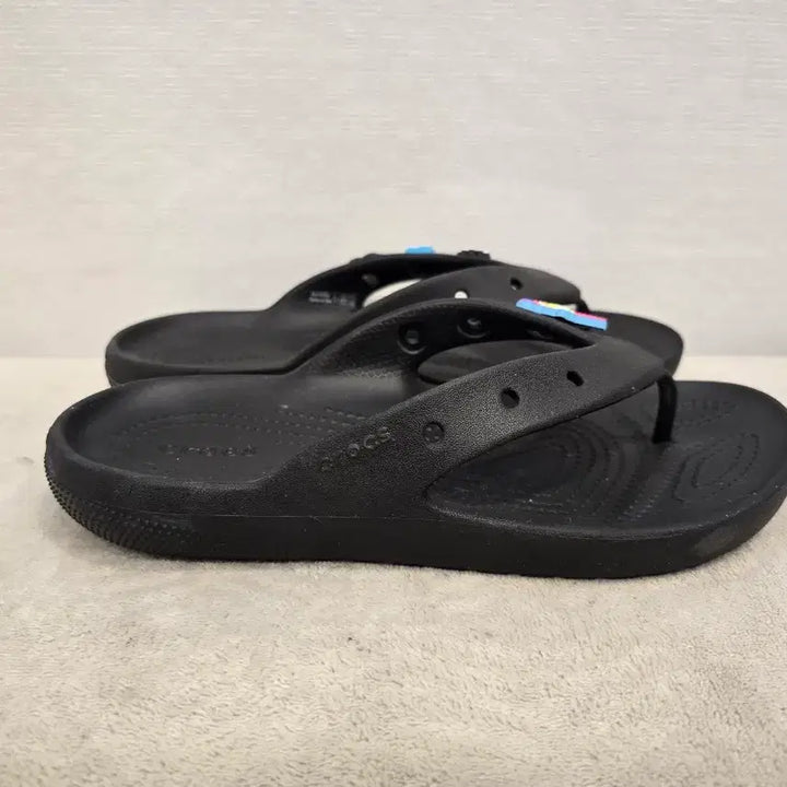 [BUNJANG] Crocs Black Flip-Flop Sandals with Unicorn Keychain (245) / 크록스 블랙 쪼리 슬리퍼 유니콘 키링 포함 245