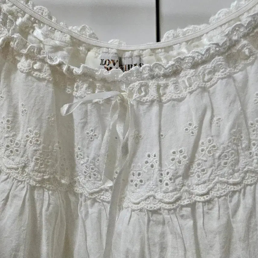 [BUNJANG] Vintage Off-Shoulder Short Sleeve Punching Blouse / 빈티지 오프숄더 반팔 펀칭 블라우스