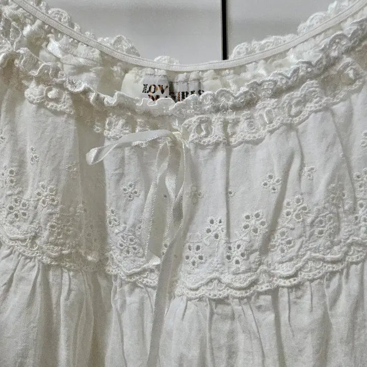 [BUNJANG] Vintage Off-Shoulder Short Sleeve Punching Blouse / 빈티지 오프숄더 반팔 펀칭 블라우스