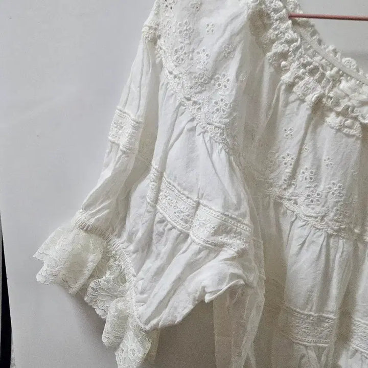 [BUNJANG] Vintage Off-Shoulder Short Sleeve Punching Blouse / 빈티지 오프숄더 반팔 펀칭 블라우스