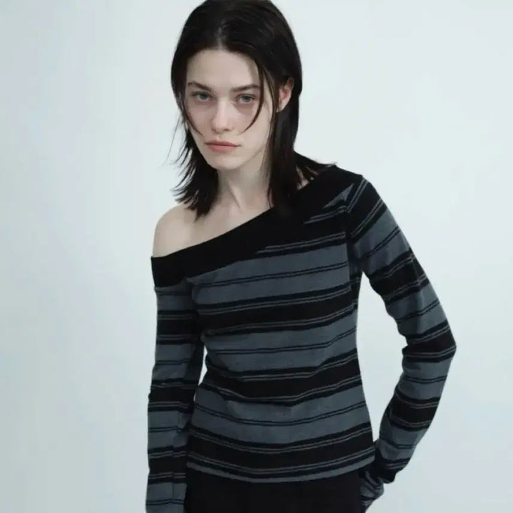 [BUNJANG] Millowmorn Shoulder Stripe T-shirt [Charcoal Gray] / 밀로우먼 숄더 스트라이프 티셔츠 [차콜 그레이]