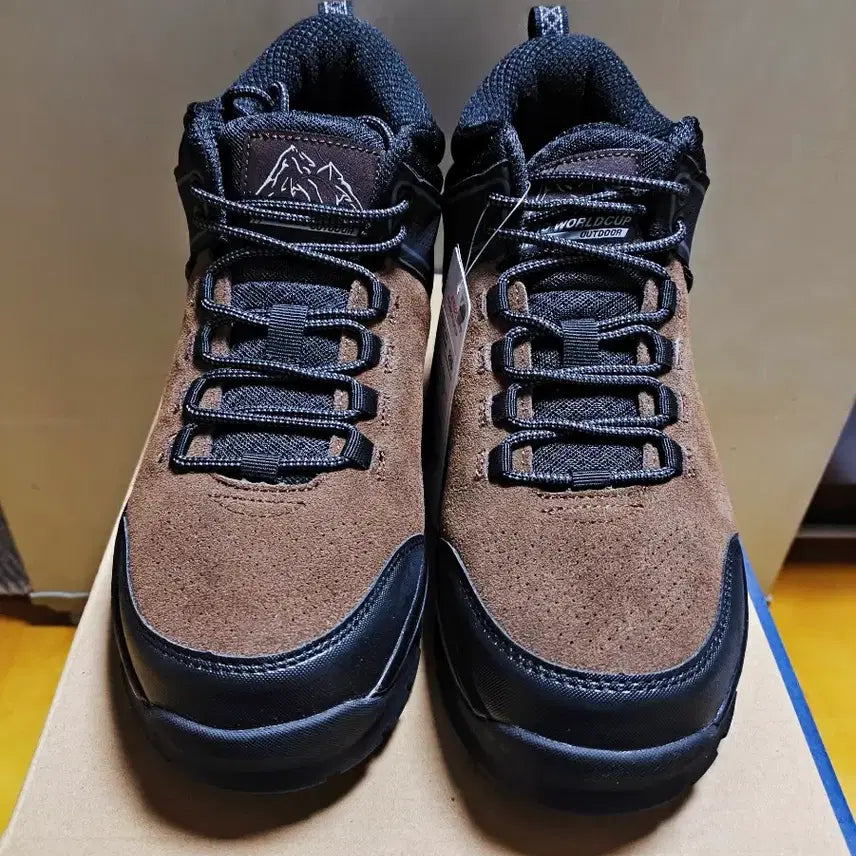 [SOLD OUT] (새상품)남성 255사이즈 등산화 트레킹화 프로월드컵 운동화