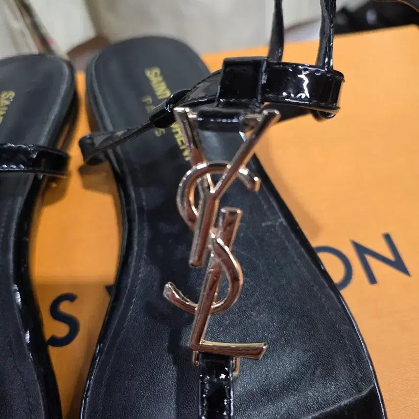 [BUNJANG] Saint Laurent Cassandra Patent Leather Flat Sandals / 245]생로랑(Saint Laurent)카산드라 페이턴트 가죽 플랫 샌들