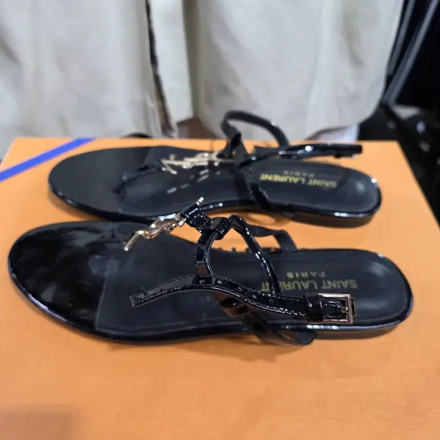 [BUNJANG] Saint Laurent Cassandra Patent Leather Flat Sandals / 245]생로랑(Saint Laurent)카산드라 페이턴트 가죽 플랫 샌들