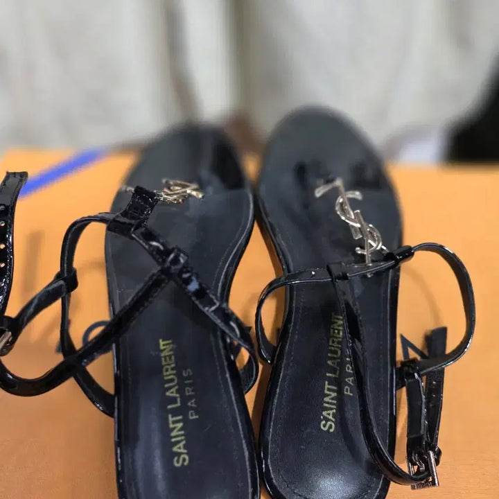 [BUNJANG] Saint Laurent Cassandra Patent Leather Flat Sandals / 245]생로랑(Saint Laurent)카산드라 페이턴트 가죽 플랫 샌들