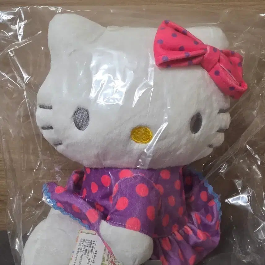 [BUNJANG] Sanrio Hello Kitty Medium Plush Doll / 산리오 헬로키티 중형인형