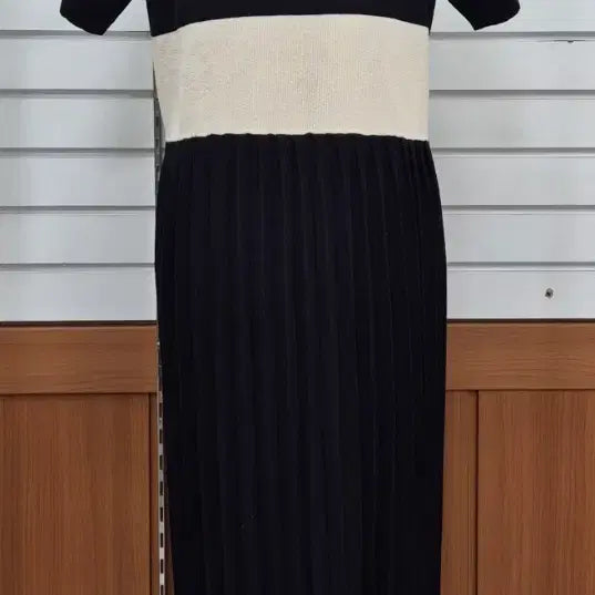 [BUNJANG] Black Pleated Collar Neck Long Dress / 블랙 플리츠 칼라넥 롱 원피스