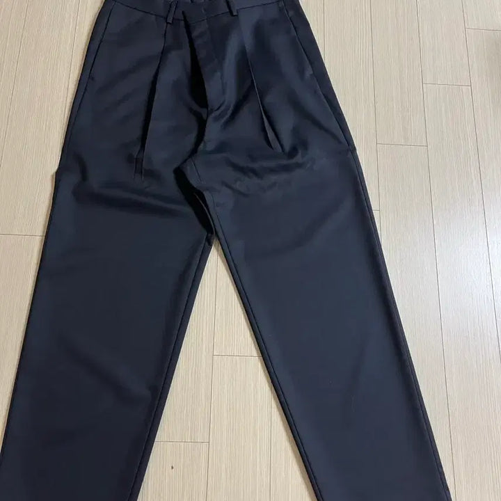 [SOLD OUT] 포터리 파인 울 원 플리츠 테이퍼드 팬츠 네이비 3사이즈