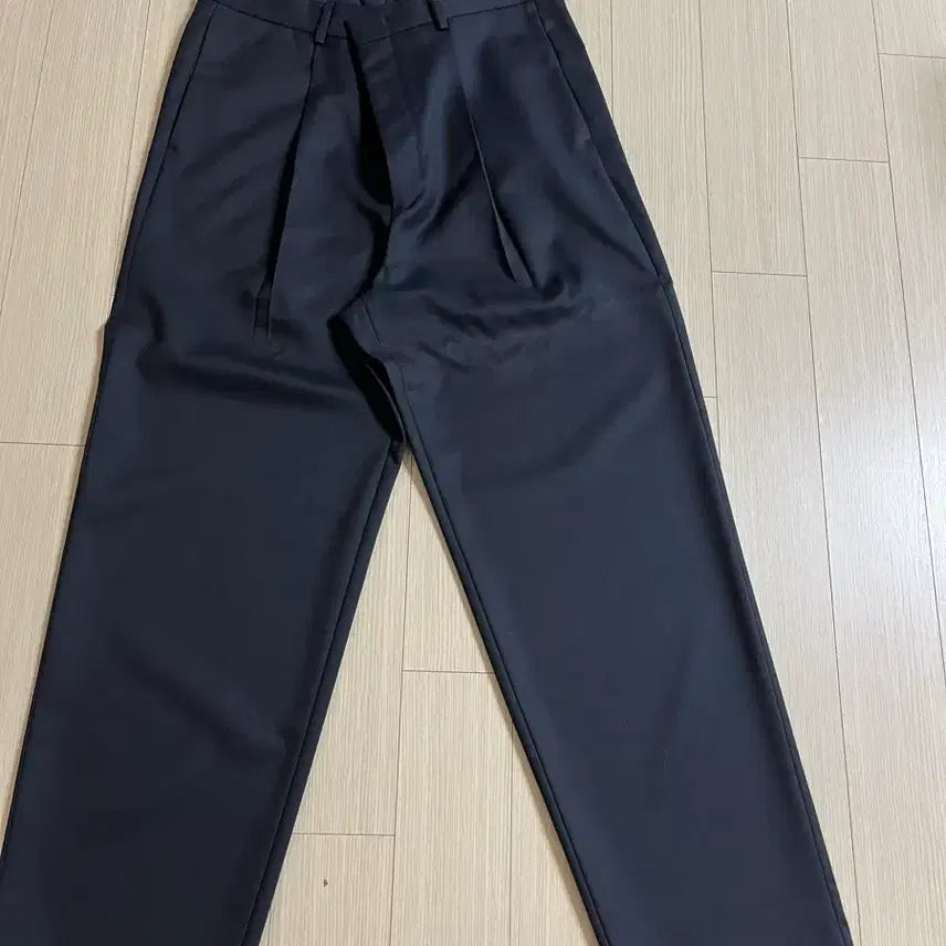 [SOLD OUT] 포터리 파인 울 원 플리츠 테이퍼드 팬츠 네이비 3사이즈