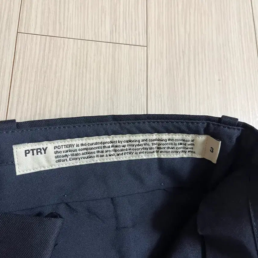 [SOLD OUT] 포터리 파인 울 원 플리츠 테이퍼드 팬츠 네이비 3사이즈