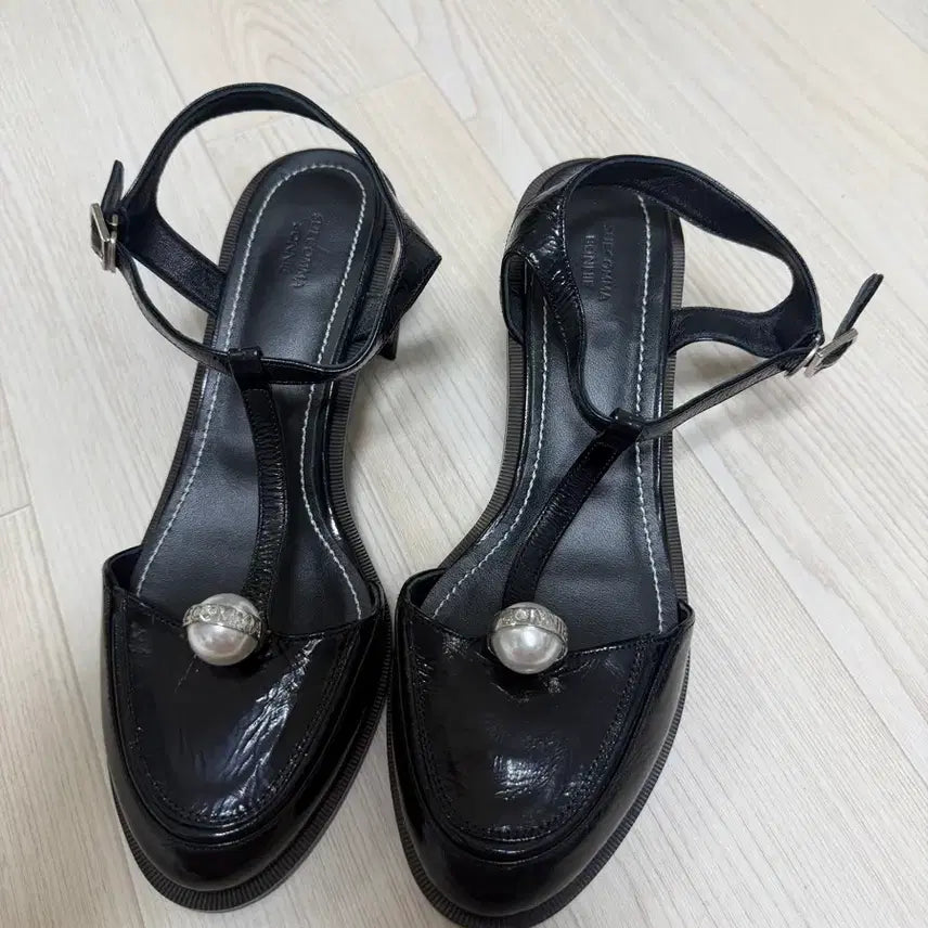 [BUNJANG] Suecomma Bonnie Black Pearl Strap Heels / 슈콤마보니 블랙 진주 스트랩힐