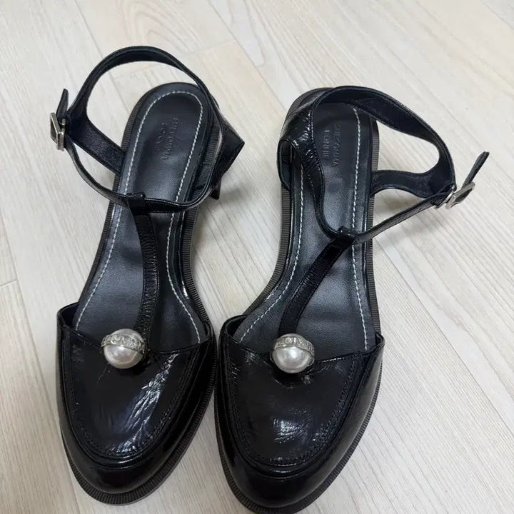 [BUNJANG] Suecomma Bonnie Black Pearl Strap Heels / 슈콤마보니 블랙 진주 스트랩힐