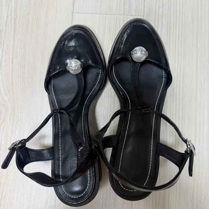 [BUNJANG] Suecomma Bonnie Black Pearl Strap Heels / 슈콤마보니 블랙 진주 스트랩힐