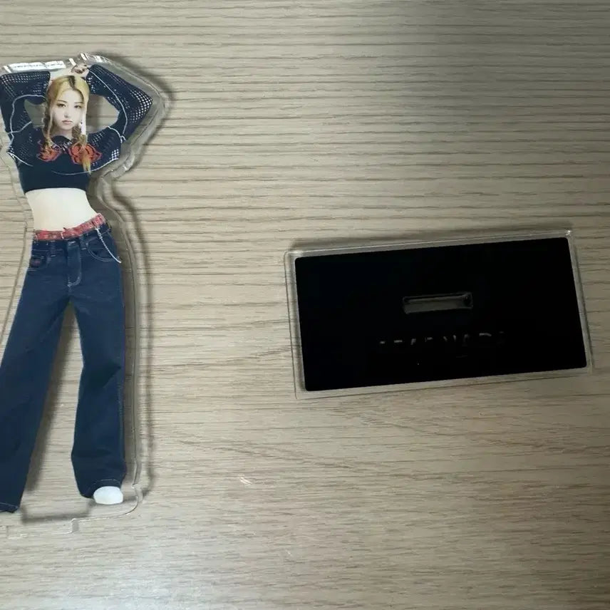 [BUNJANG] LE SSERAFIM Huh Yunjin Acrylic Stand / 르세라핌 허윤진 아크릴스탠드