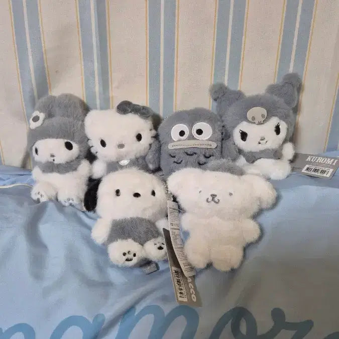 [BUNJANG] Sanrio Monotone Bag Charm Plush Toy / 산리오모노톤 가방걸이 새상품