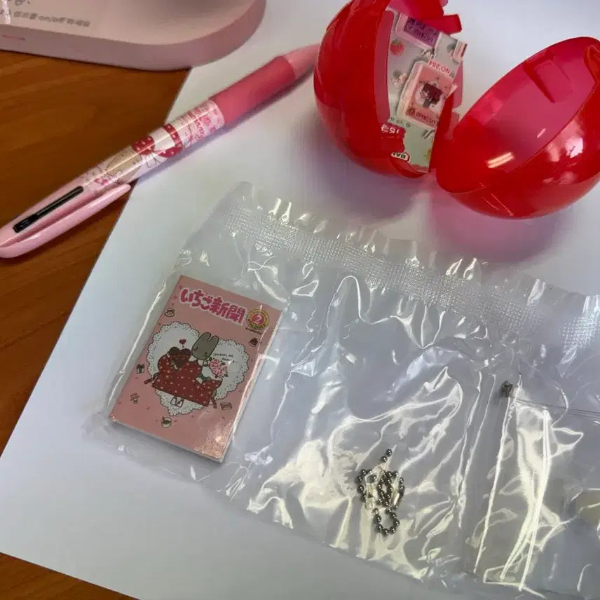 [BUNJANG] Sanrio Ichigo Shimbun 50th Anniversary Mini Notebook Keyring Gacha (Maron Cream) / 산리오 이치고 신문 50주년 기념 미니 노트 키링 가챠 (마론크림)