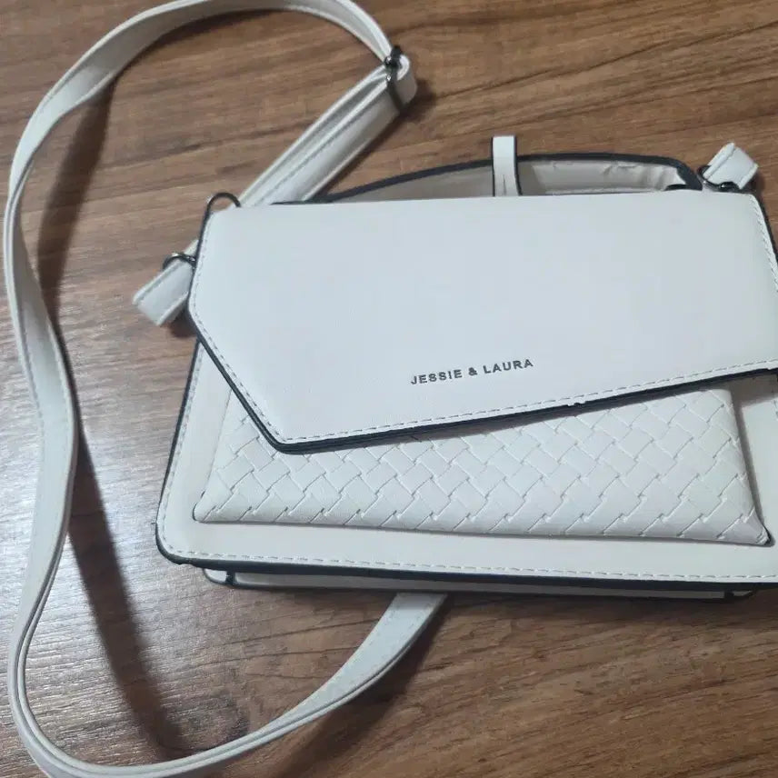 [BUNJANG] JESSIE &amp; LAURA White Crossbody Bag / JESSIE&amp;LAURA 화이트 크로스백 가방