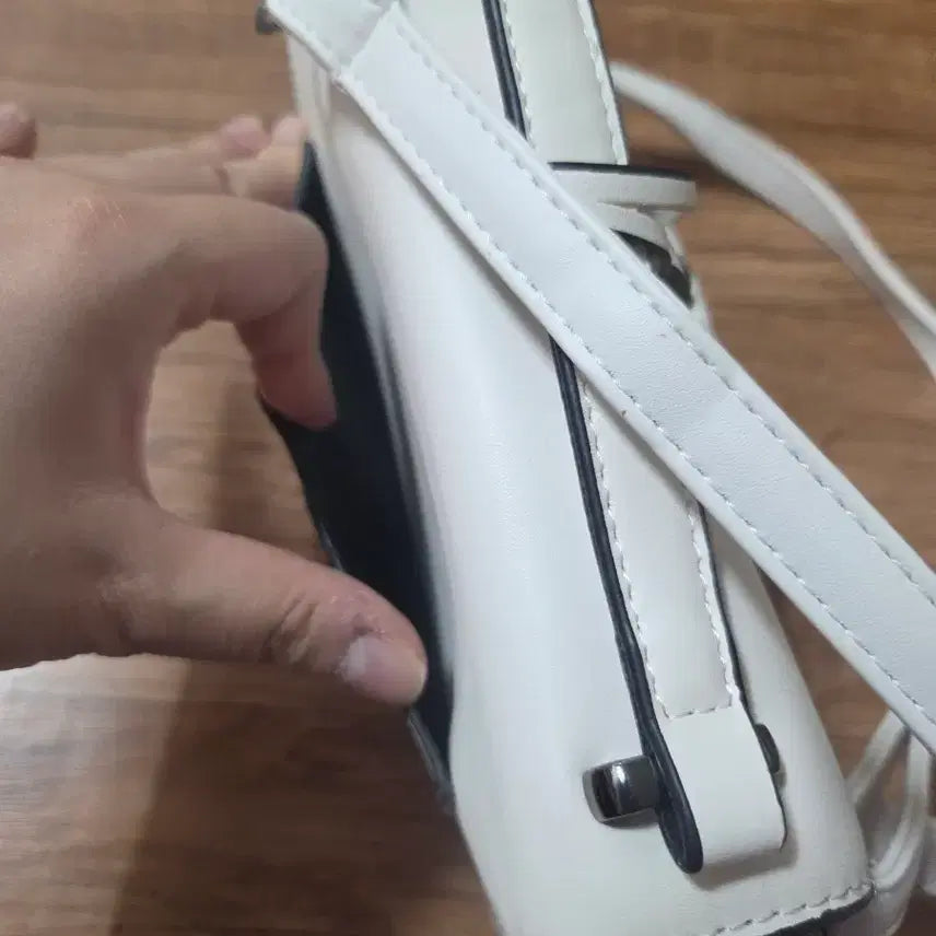 [BUNJANG] JESSIE &amp; LAURA White Crossbody Bag / JESSIE&amp;LAURA 화이트 크로스백 가방
