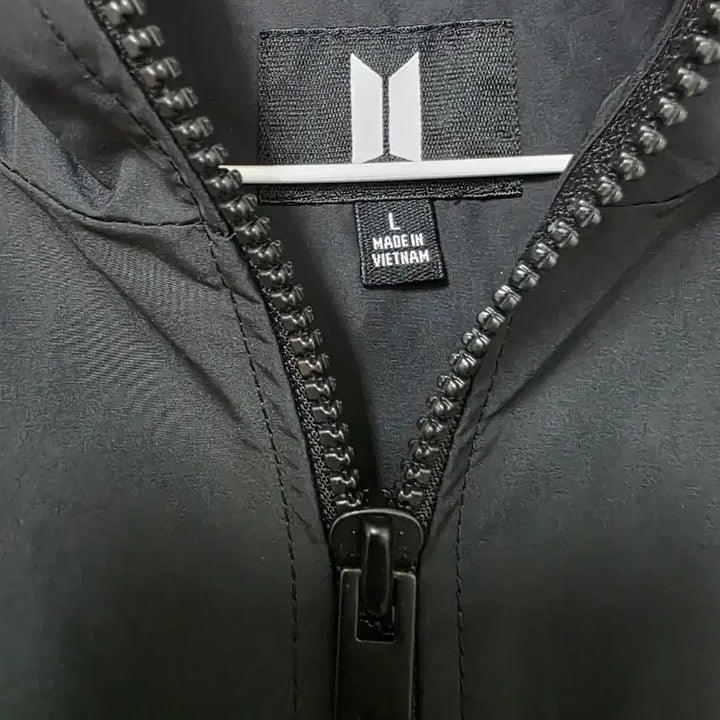 [BUNJANG] BTS Official Windbreaker Jacket L / [미사용] BTS 공식 굿즈 바람막이 자켓 L