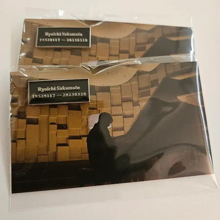 [BUNJANG] Ryuichi Sakamoto Memorial Badge / 류이치 사카모토 메모리얼 뱃지 미개봉