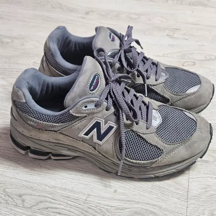 [BUNJANG] New Balance 2002R Vintage Sneakers (265mm) / 뉴발란스 2002R 265 사이즈