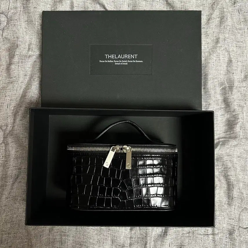 [SOLD OUT] 더로랑 베니티 파우치 토트백 - 블랙 크로커