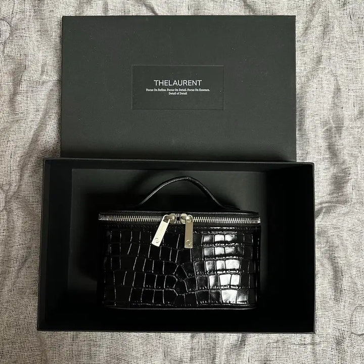 [SOLD OUT] 더로랑 베니티 파우치 토트백 - 블랙 크로커