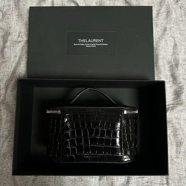 [SOLD OUT] 더로랑 베니티 파우치 토트백 - 블랙 크로커