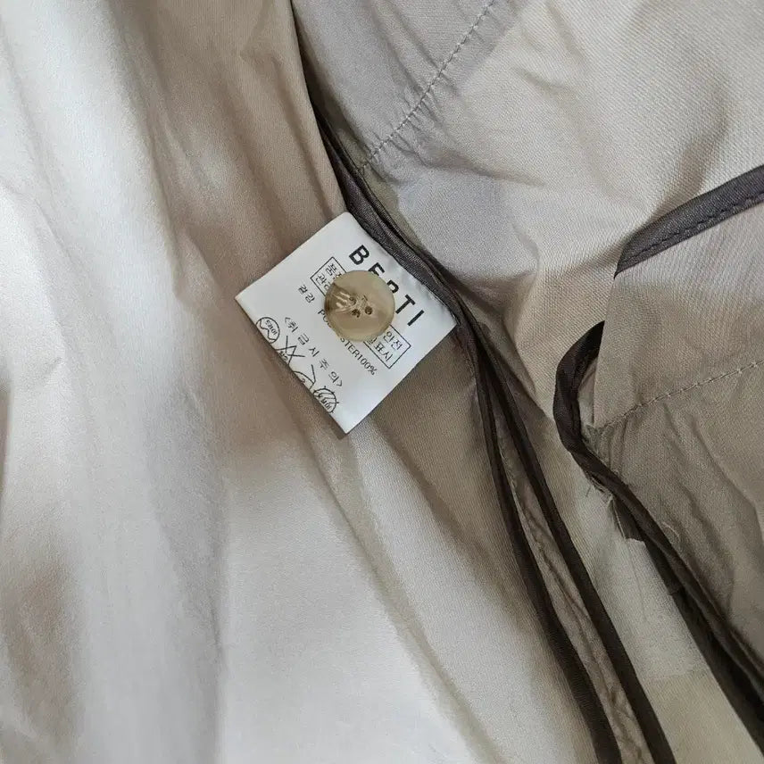 [BUNJANG] BERTI Beige Windbreaker Coat / 베르띠 BERTI 바스락 코트