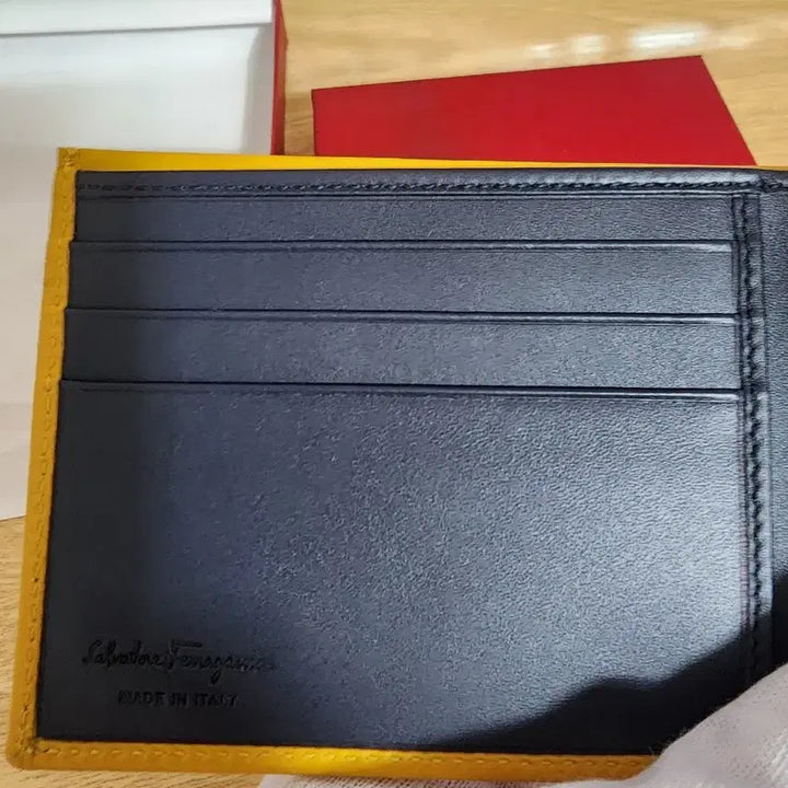 [SOLD OUT] (새상품) 페라가모 정품 샹띠 카프 가죽 반지갑 카드지갑 매장 70만원대