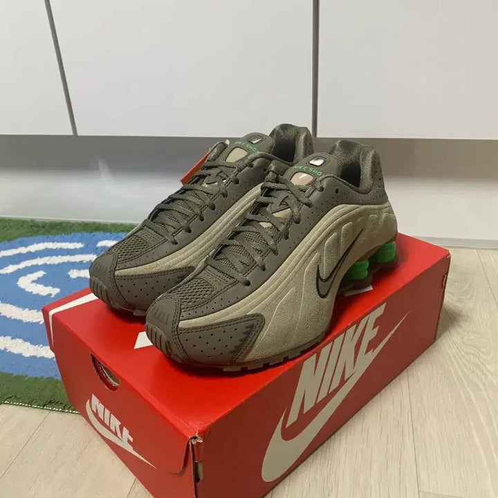 [BUNJANG] Nike Shox R4 Olive Khaki Sneakers / [새상품] 나이키 샥스 R4 올리브카키 그린쇼크 235