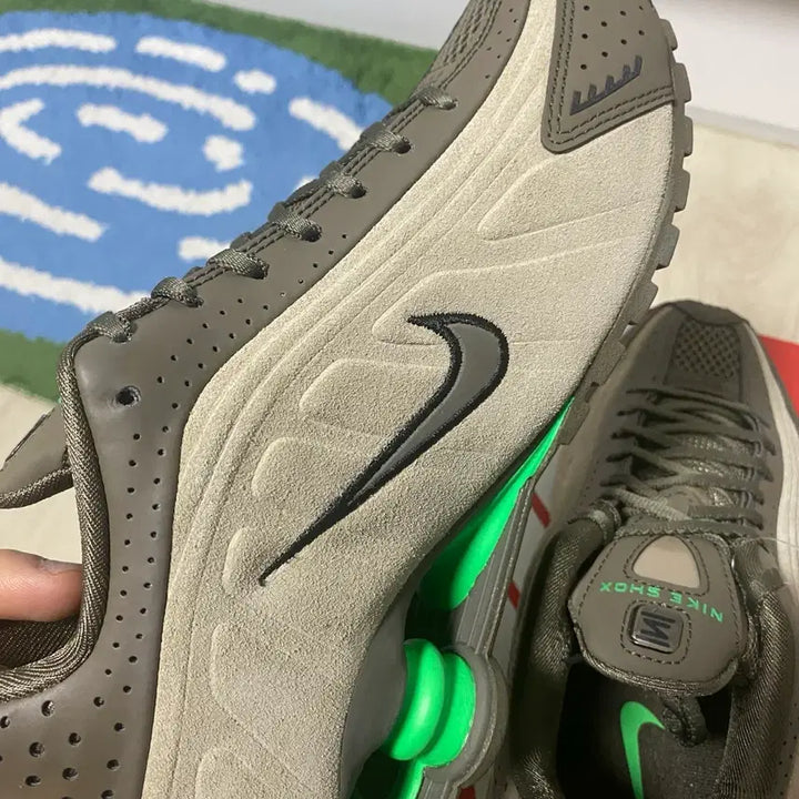 [BUNJANG] Nike Shox R4 Olive Khaki Sneakers / [새상품] 나이키 샥스 R4 올리브카키 그린쇼크 235