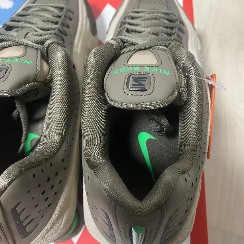 [BUNJANG] Nike Shox R4 Olive Khaki Sneakers / [새상품] 나이키 샥스 R4 올리브카키 그린쇼크 235