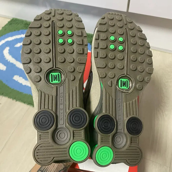 [BUNJANG] Nike Shox R4 Olive Khaki Green Shock Sneakers / [새상품] 나이키 샥스 R4 올리브카키 그린쇼크 240