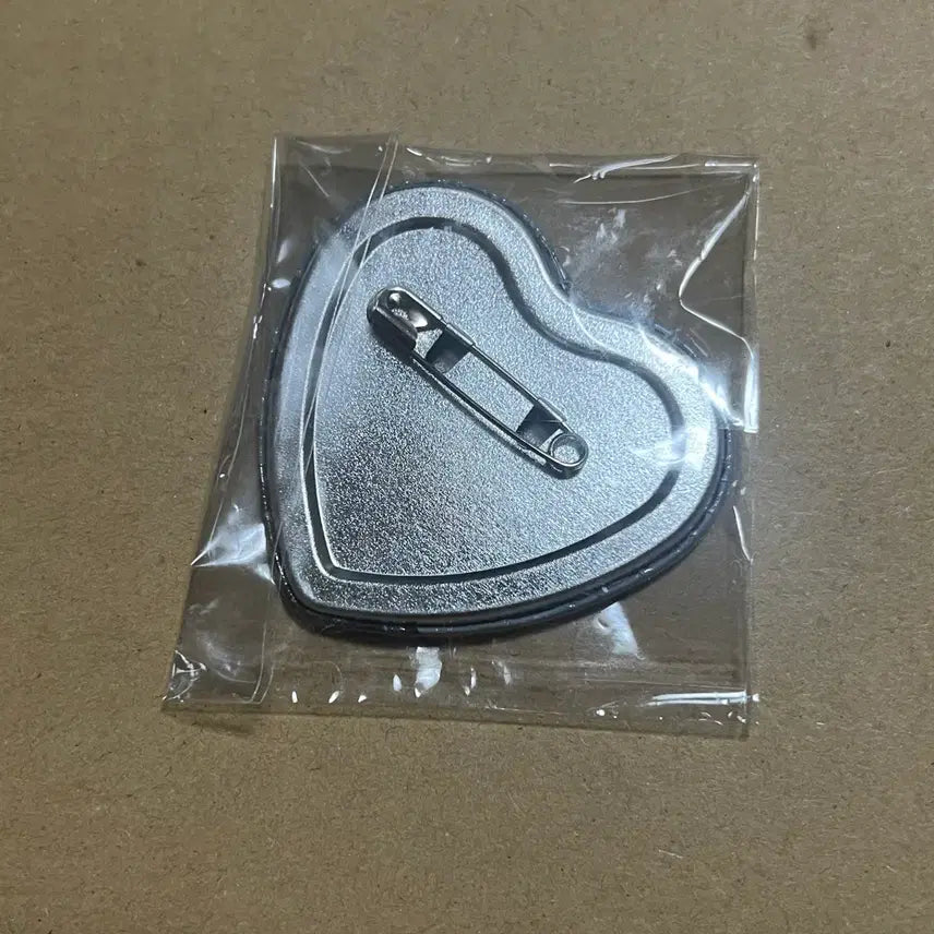 [BUNJANG] Identity V Sanrio Heart Badge / 제5인격 납관사 산리오 콜라보 뱃지