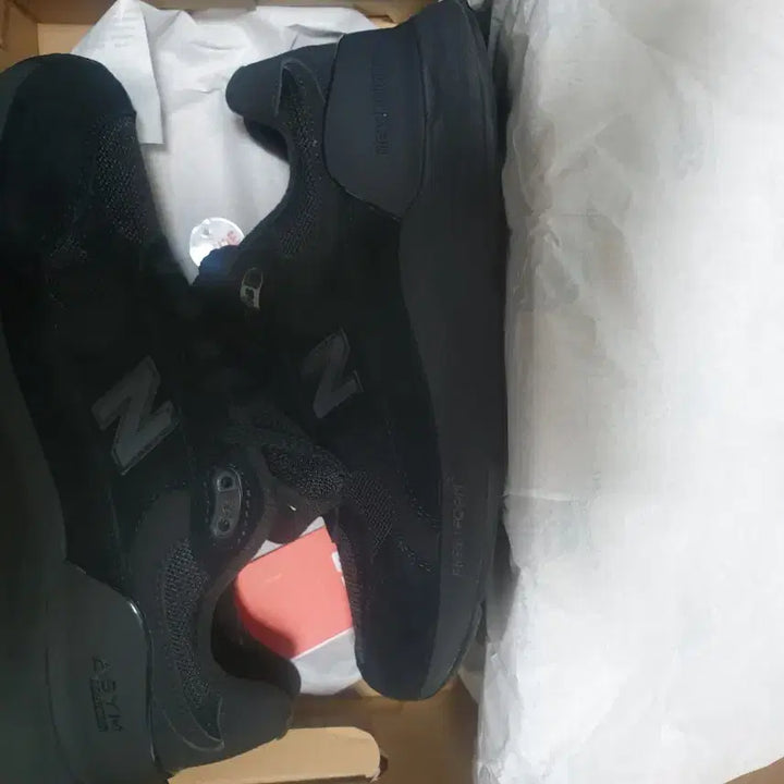 [BUNJANG] New Balance 1880 V2 Black Unisex Sneakers / 뉴발란스 1880 V2 블랙 (265)