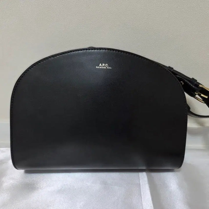[BUNJANG] A.P.C. Half Moon Mini Crossbody Bag / A.P.C. 아페쎄 하프문 미니 크로스백 블랙